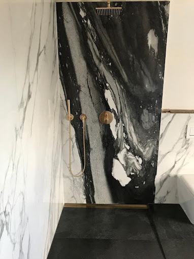 Duschen und Naturstein